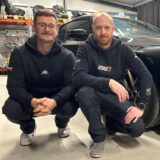 Zoran Tilev und Denis Wachsmann hocken neben einem BMW G87 M2.
