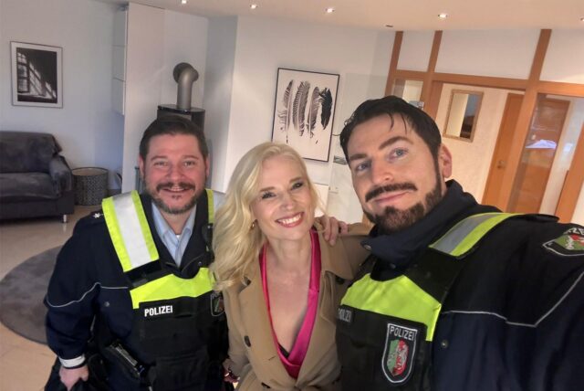 Carolin Handschuh mit Schauspielern von „Der Blaulicht Report“