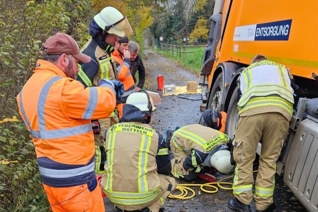 Feuerwehrleute im Einsatz in Ahsen.