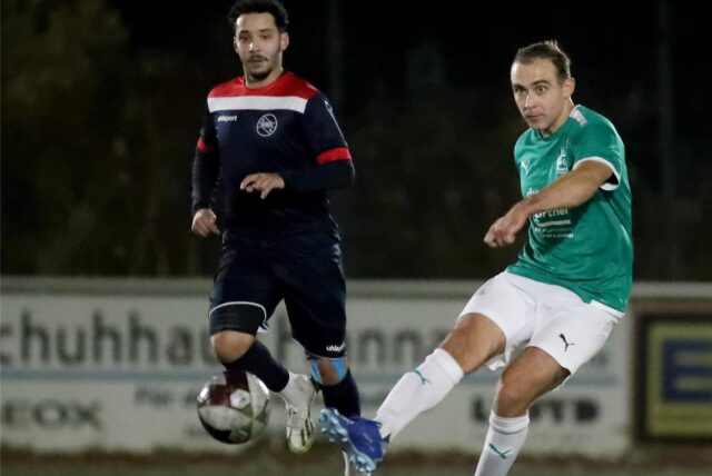 Ein Spieler der SG Eintracht Ergste schießt den Ball.