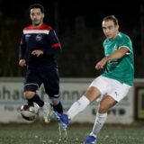 Ein Spieler der SG Eintracht Ergste schießt den Ball.