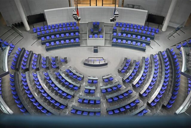 Blick in den Plenarsaal des Bundestags. In der Debatte über die Vertrauensfrage und einen Neuwahltermin haben sich die Fraktionen von Union und SPD auf einen Vorschlag für eine vorgezogene Bundestagswahl am 23. Februar geeinigt.
