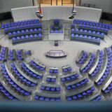 Blick in den Plenarsaal des Bundestags. In der Debatte über die Vertrauensfrage und einen Neuwahltermin haben sich die Fraktionen von Union und SPD auf einen Vorschlag für eine vorgezogene Bundestagswahl am 23. Februar geeinigt.