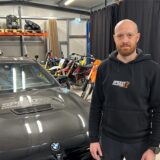 Denis Wachsmann erklärt, was sie am BMW G87 M2 verändert haben.