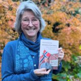 Sozialwissenschaftlerin Gaby Hasenjürgen hält ihr Buch „Memories of Our Fathers“ in den Händen.