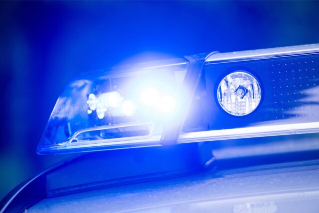 Symbolbild: Ansicht eines Blaulichts, das auf einem Polizeiwagen angebracht ist.