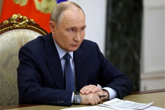 Auf diesem von der staatlichen Nachrichtenagentur Sputnik via AP veröffentlichten Foto spricht der russische Präsident Wladimir Putin während eines Treffens mit der Führung des russischen Verteidigungsministeriums, Vertretern des militärisch-industriellen Komplexes und Entwicklern von Raketensystemen im Kreml.