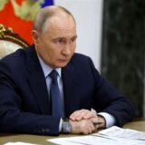 Auf diesem von der staatlichen Nachrichtenagentur Sputnik via AP veröffentlichten Foto spricht der russische Präsident Wladimir Putin während eines Treffens mit der Führung des russischen Verteidigungsministeriums, Vertretern des militärisch-industriellen Komplexes und Entwicklern von Raketensystemen im Kreml.