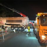 Nach dem Unfall auf der A 31 am Freitagmorgen wurde der Lkw per Kran geborgen.