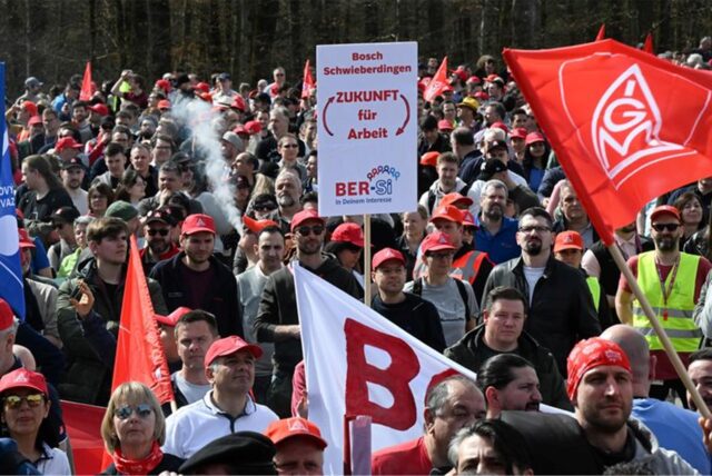 Mitarbeiter des Industriekonzerns Bosch versammeln sich zu einer Kundgebung der IG-Metall und des Bosch Gesamtbetriebsrats vor der Hauptverwaltung auf der Schillerhöhe.