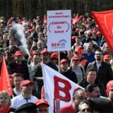 Mitarbeiter des Industriekonzerns Bosch versammeln sich zu einer Kundgebung der IG-Metall und des Bosch Gesamtbetriebsrats vor der Hauptverwaltung auf der Schillerhöhe.