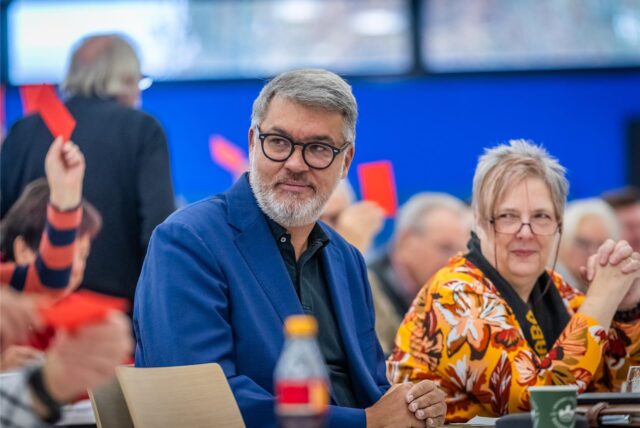 Freute sich über das Wahlergebnis beim SPD-Parteitag im November 2024: Dortmunds Oberbürgermeister Thomas Westphal, hier neben Fraktionschefin Carla Neumann-Lieven.