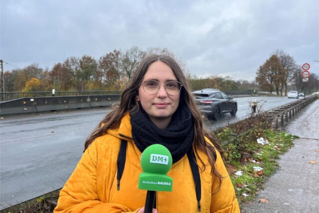 DM-Reporterin Lara Teschers vor der Brücke in Datteln, die gesperrt wird.