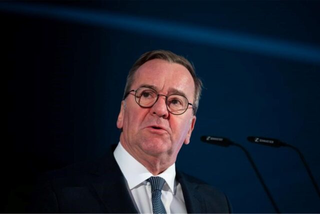 Boris Pistorius (SPD), Bundesminister der Verteidigung, spricht bei Airbus Helicopters während der Übergabe des ersten Hubschrauber vom Typ H145-M.
