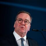Boris Pistorius (SPD), Bundesminister der Verteidigung, spricht bei Airbus Helicopters während der Übergabe des ersten Hubschrauber vom Typ H145-M.