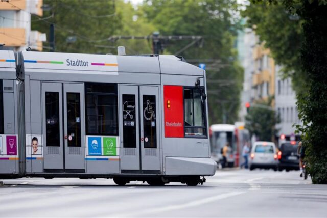Eine Straßenbahn fährt in der Innenstadt. Am 31.08.2022 endet das 9-Euro-Ticket.