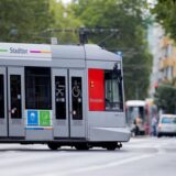 Eine Straßenbahn fährt in der Innenstadt. Am 31.08.2022 endet das 9-Euro-Ticket.