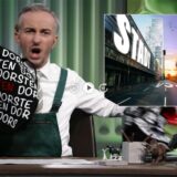 Jan Böhmermann hält eine Tasche mit „Dorsten“-Schriftzug in die Kamera.