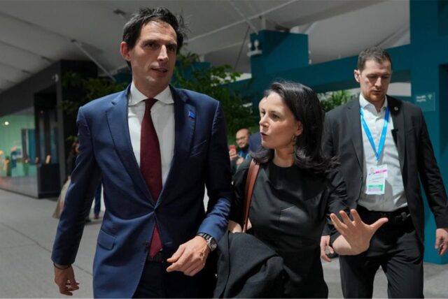 Wopke Hoekstra (l), EU-Klimakommissar, und die deutsche Außenministerin Annalena Baerbock (Bündnis90/Die Grünen), gehen, nachdem sie eine Sitzung während des UN-Klimagipfels COP29 verlassen haben.