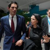Wopke Hoekstra (l), EU-Klimakommissar, und die deutsche Außenministerin Annalena Baerbock (Bündnis90/Die Grünen), gehen, nachdem sie eine Sitzung während des UN-Klimagipfels COP29 verlassen haben.