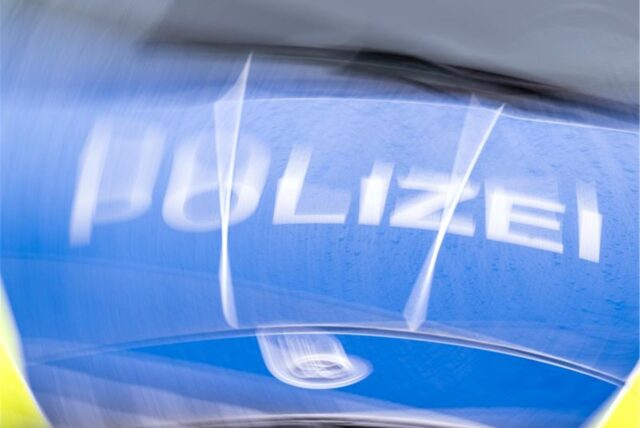 Der Schriftzug „Polizei“ auf der Kühlerhaube eines Autos.