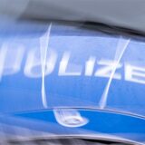 Der Schriftzug „Polizei“ auf der Kühlerhaube eines Autos.