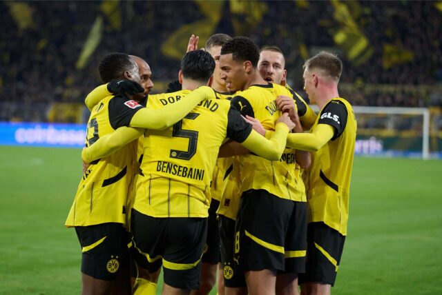 Die BVB-Spieler bejubeln eine Treffer.