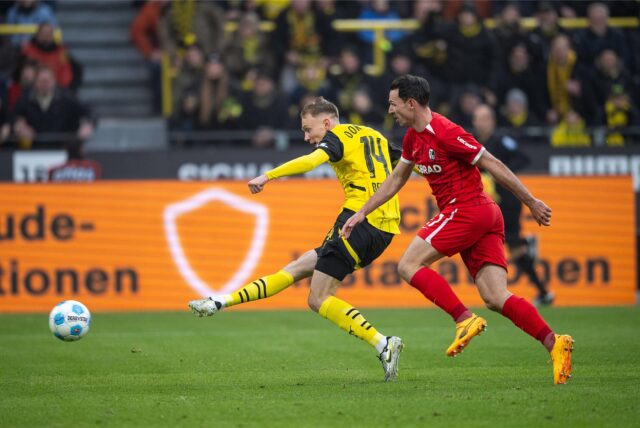Maximilian Beier schießt den Ball ins Tor.
