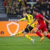 Maximilian Beier schießt den Ball ins Tor.