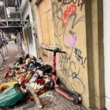 Die Mallinckrodtstraße am Samstagnachmittag. Vor einem Haus sind Spuren eines Brandes in einer Wohnung zu sehen, der ein Todesopfer gefordert hat.