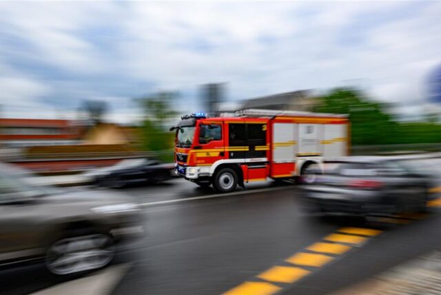 Ein Feuerwehrfahrzeug fährt auf einer Straße.