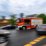 Ein Feuerwehrfahrzeug fährt auf einer Straße.