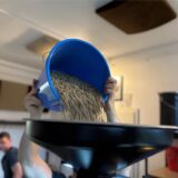 Eine Ladung Rohkaffeebohnen wird in den Röster im Kauenkaffee auf Zeche Schlägel und Eisen geschüttet.