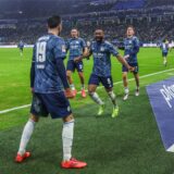 23.11.2024, Fussball, Saison 2024/2025, 2. Bundesliga, 13. Spieltag, Hamburger SV – FC Schalke 04, Kenan Karaman (FC Schalke 04) jubelt nach seinem Tor zum 2 zu 2 mit Moussa Sylla (FC Schalke 04).
