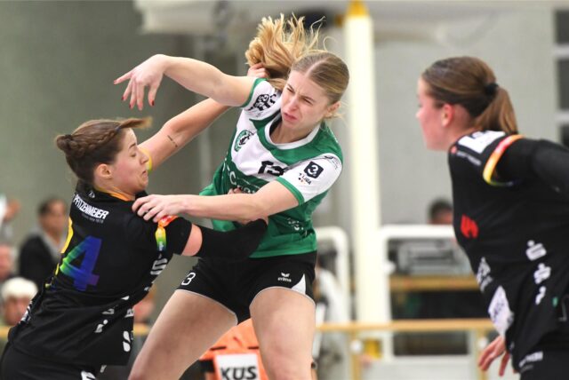 Handball 3. Liga Mitte 23. November 2024, Halle Nord: PSV Recklinghausen – HSG Bensheim/Auerbach 23:32. Chantal Funke wird von Nicole Bädge gefoult, die Recklinghäuserin musste die Partie danach vorzeitig verletzt beenden.