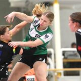 Handball 3. Liga Mitte 23. November 2024, Halle Nord: PSV Recklinghausen – HSG Bensheim/Auerbach 23:32. Chantal Funke wird von Nicole Bädge gefoult, die Recklinghäuserin musste die Partie danach vorzeitig verletzt beenden.