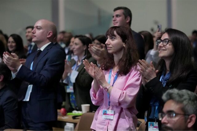 Delegierte applaudieren bei der Einigung auf ein Abkommen zur Eindämmung des Klimawandels auf dem UN-Klimagipfel COP29 in Baku, Aserbaidschan.