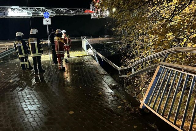 Feuerwehrleute arbeiten an der Unfallstelle in Minden, an der es in der heutigen Sonntagnacht zu einem Autounfall kam.