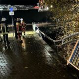 Feuerwehrleute arbeiten an der Unfallstelle in Minden, an der es in der heutigen Sonntagnacht zu einem Autounfall kam.