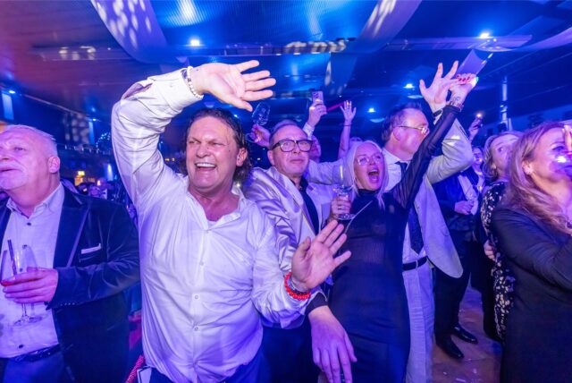 Beim Konzert von Roland Kaiser und Band wurde die Solidarfonds NRW Gala 2024 richtig munter. Viele Gäste feierten direkt vor der Bühne mit.