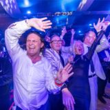 Beim Konzert von Roland Kaiser und Band wurde die Solidarfonds NRW Gala 2024 richtig munter. Viele Gäste feierten direkt vor der Bühne mit.