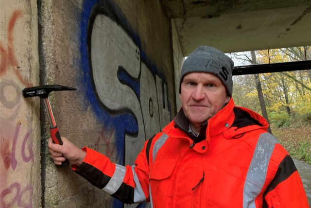 Mit dem Hammer in der Hand prüft Bauingenieur Jörg Bröker vom Zentralen Betriebshof den Zustand einer Brücke im Marler Stadtgebiet.