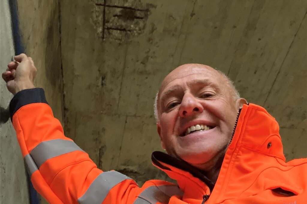Michael Lauche, Chef des Zentralen Betriebshofs der Stadt Marl, zeigt auf die marode Decke der Brücke über den Sickingmühlenbach an der Straße Michael Lauche, Chef des Zentralen Betriebshofs der Stadt Marl, zeigt auf die marode Decke der Brücke über den Sickingmühlenbach an der Straße