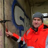 Mit dem Hammer in der Hand prüft Bauingenieur Jörg Bröker vom Zentralen Betriebshof den Zustand einer Brücke im Marler Stadtgebiet.