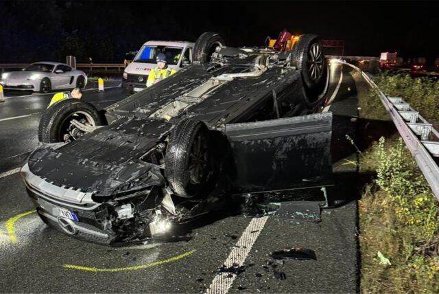 An der Raststätte Lichtendorf an der A1 kam es am Samstag (23.11.) zu einem Unfall: Ein Auto hat es aufs Dach geschleudert.