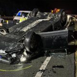 An der Raststätte Lichtendorf an der A1 kam es am Samstag (23.11.) zu einem Unfall: Ein Auto hat es aufs Dach geschleudert.