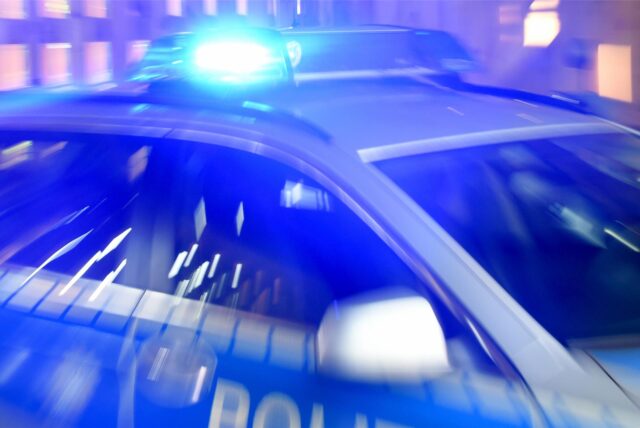Ein Polizeiwagen mit Blaulicht.