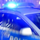 Ein Polizeiwagen mit Blaulicht.