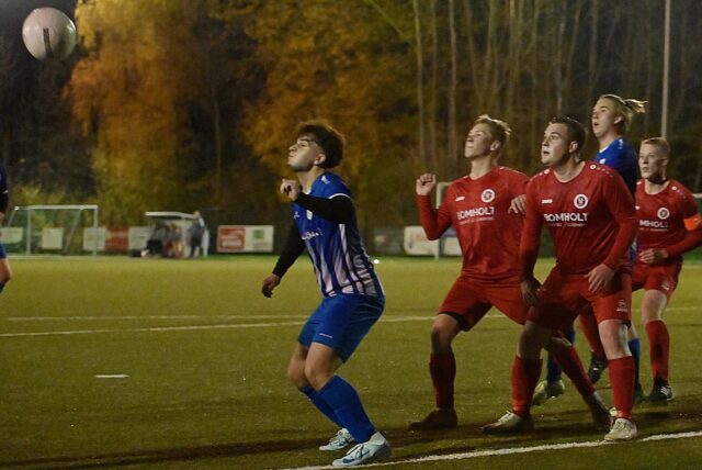 Oberwiese-Stürmer Moritz Wember klatscht im Spiel mit einem Teamkollegen ab.