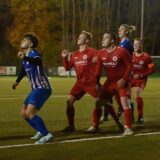 Oberwiese-Stürmer Moritz Wember klatscht im Spiel mit einem Teamkollegen ab.